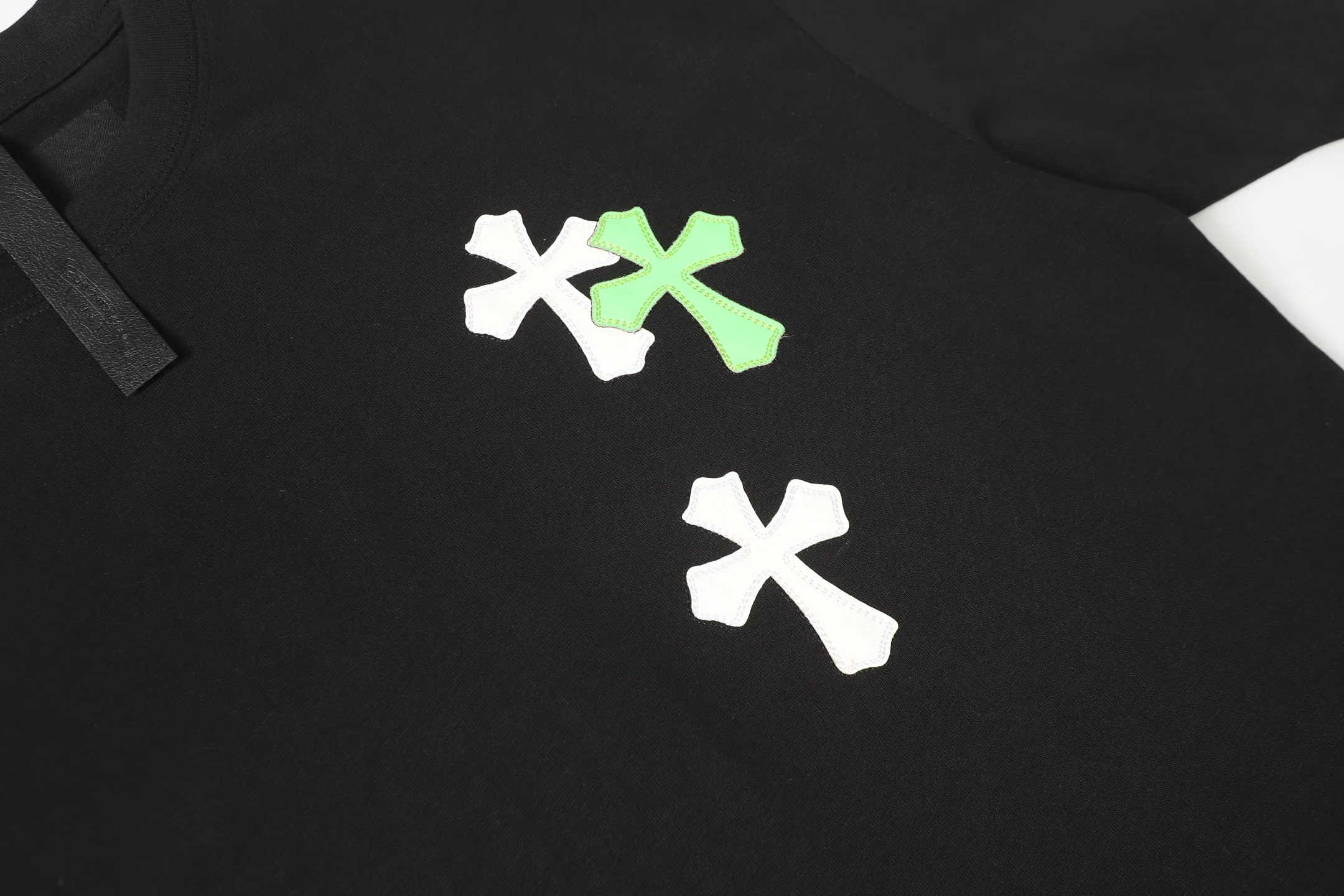 P170 Chrome Hearts CH Chrome Hearts leather cross short-sleeved T-shirt Uses direct injection imported machine printing Hardware and accessories are all milled and customized Correctly configured Black 2025 Chrome Hearts authentic packaging 280 grams of custom-dyed double-yarn cotton Large version Loose and stylish Different from lower versions The slim and long version The upper body pulls the hips 100% commitment: top quality Do not make fast food The highest version on the market Top quality - different from the ordinary versions in the market If you care about quality You must also respect the price. Absolutely zero after-sales service. The return rate so far is 0. It’s hard not to love the style. - 280g double yarn cotton custom-dyed fabric. - Correct high-density main mark. Washed tag. Hand-sewn.